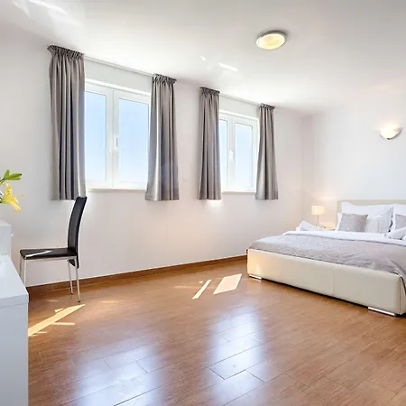 Adriatic Queen & アパート